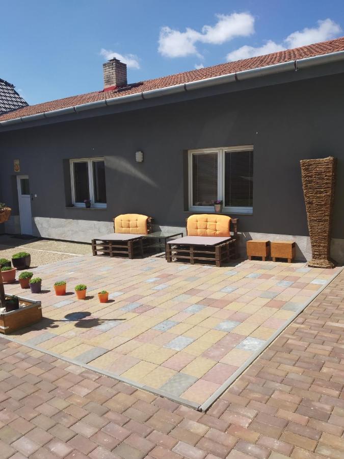 Apartman Blizko Brna S Dobovymi Dekoracemi Daire Melcany Dış mekan fotoğraf