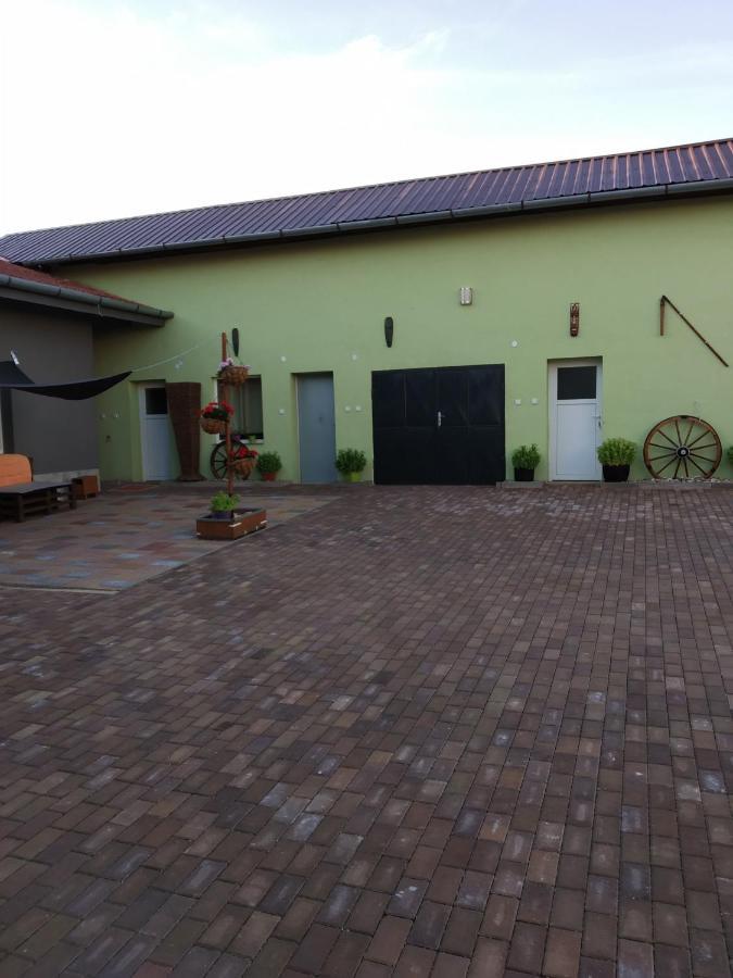 Apartman Blizko Brna S Dobovymi Dekoracemi Daire Melcany Dış mekan fotoğraf